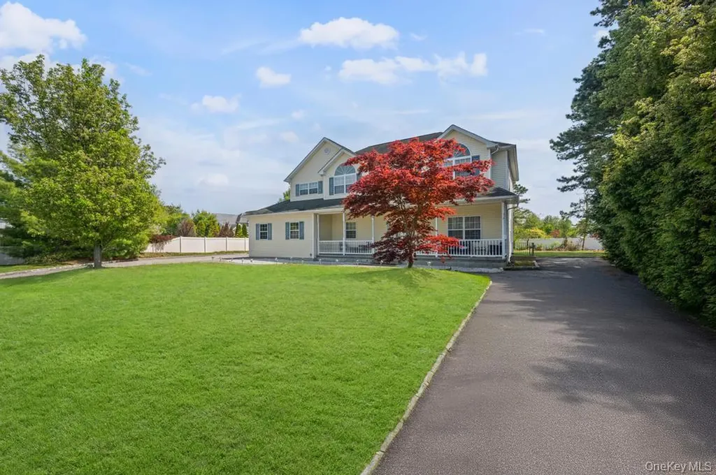 4 Taylor Lane Medford NY 11763
