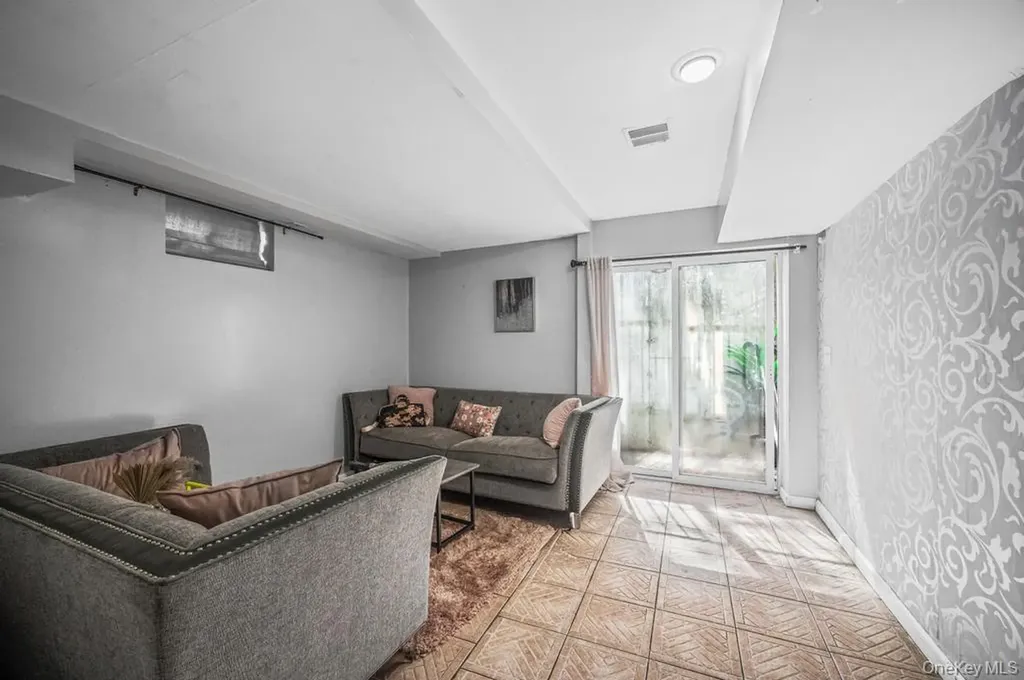 4 Taylor Lane Medford NY 11763