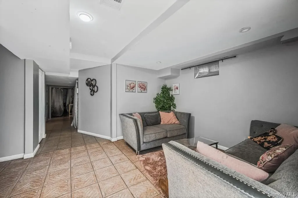 4 Taylor Lane Medford NY 11763