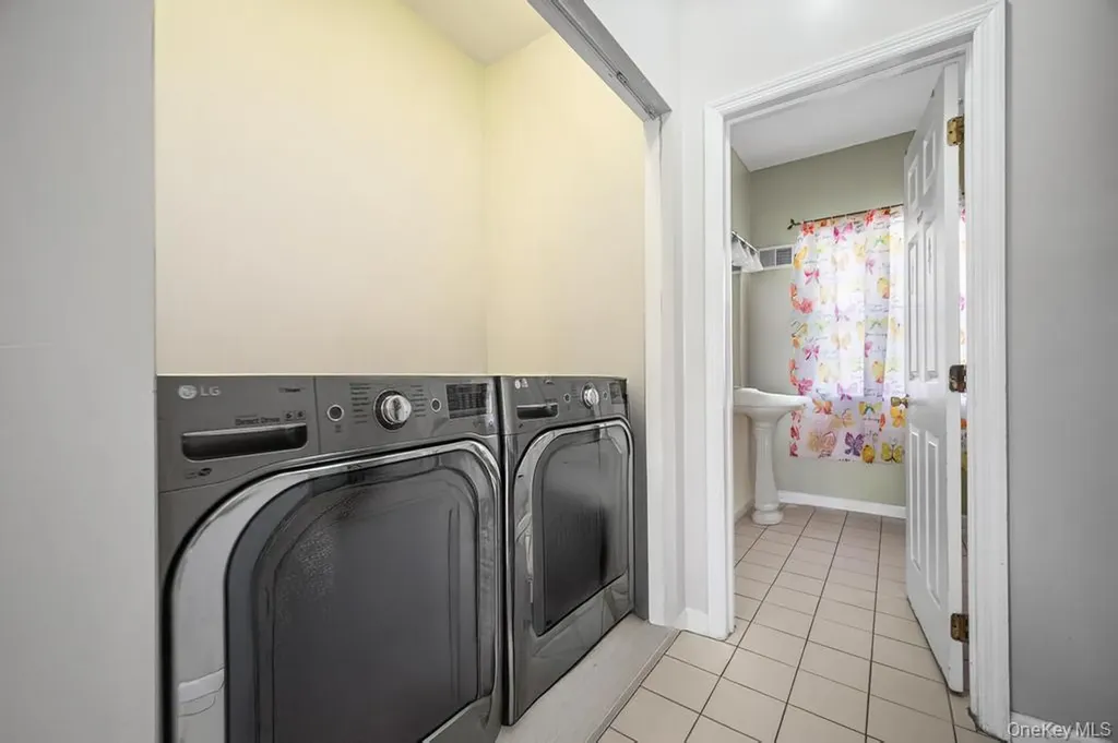 4 Taylor Lane Medford NY 11763