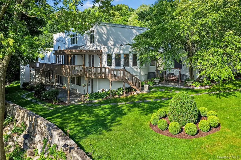 65 Round Hill Road Armonk NY 10504