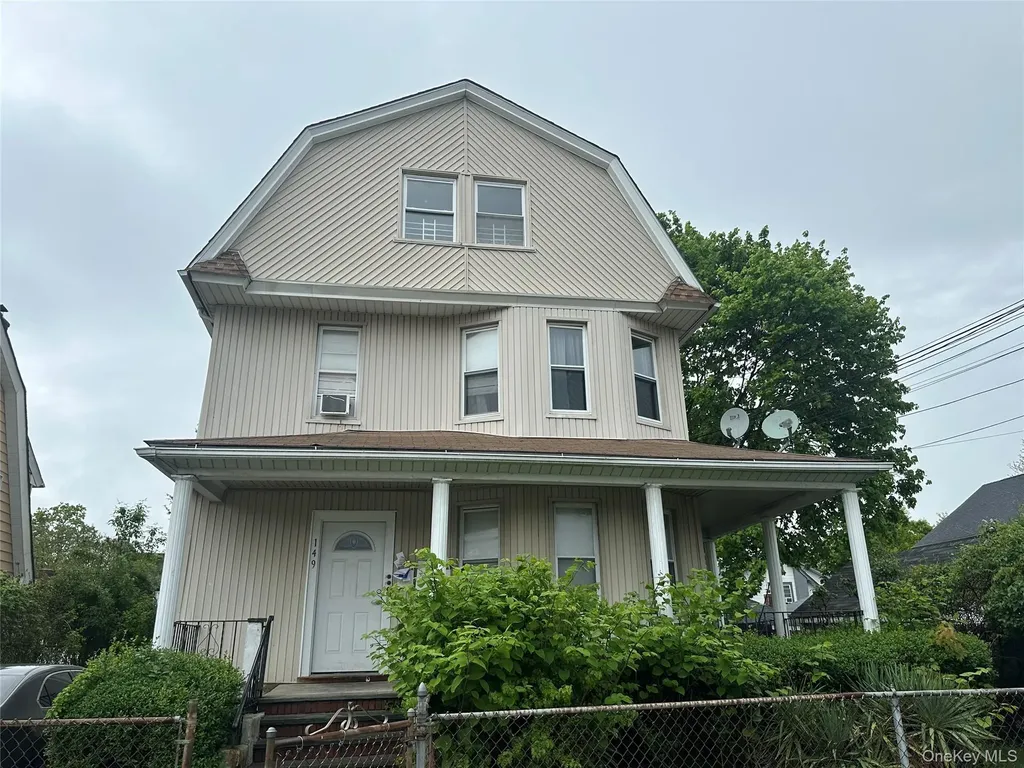 149 Washburn Avenue Freeport NY 11520