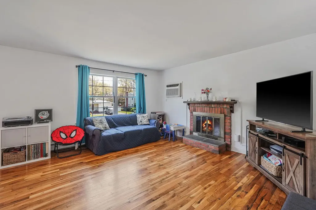156 Maple Street Medford NY 11763