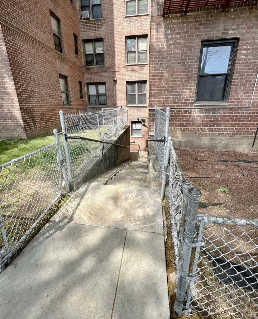 745 E 231 Street Bronx NY 10466
