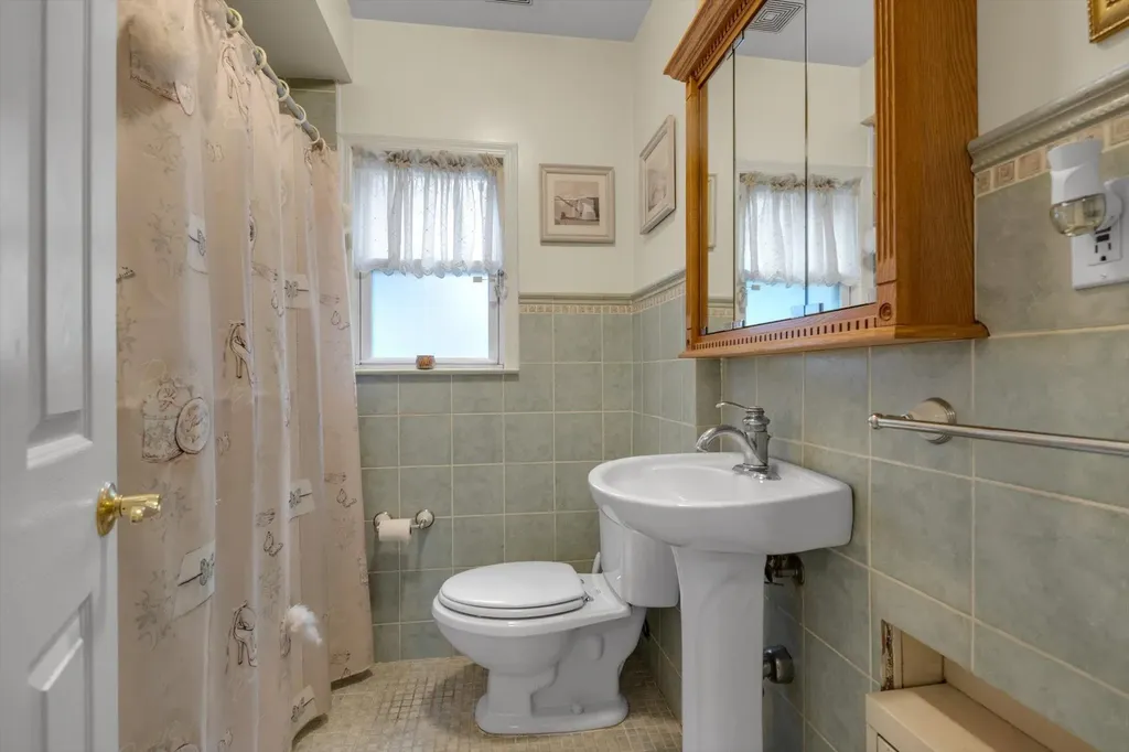 5 Willow Road New Hyde Park NY 11040