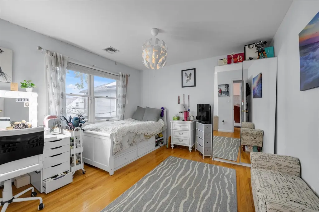 5 Willow Road New Hyde Park NY 11040