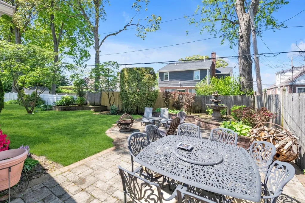 5 Willow Road New Hyde Park NY 11040
