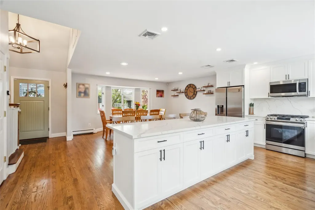 152 Berkeley Place Massapequa NY 11758