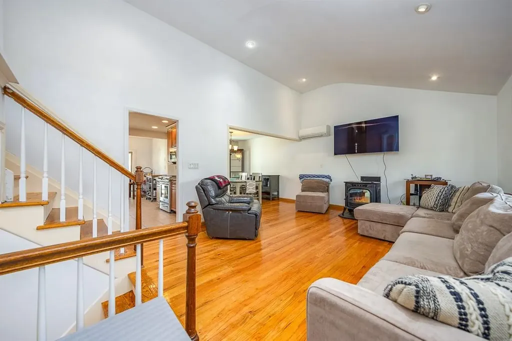28 Strawberry Place Pearl River NY 10965