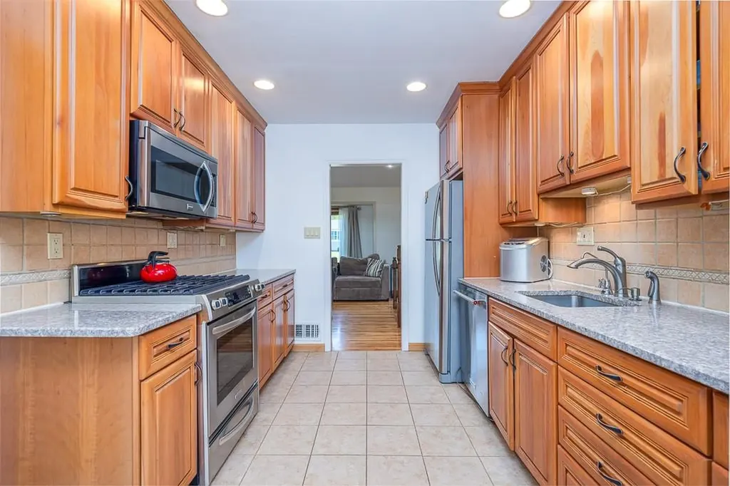 28 Strawberry Place Pearl River NY 10965