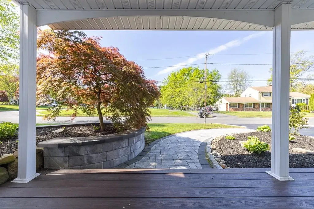 28 Strawberry Place Pearl River NY 10965