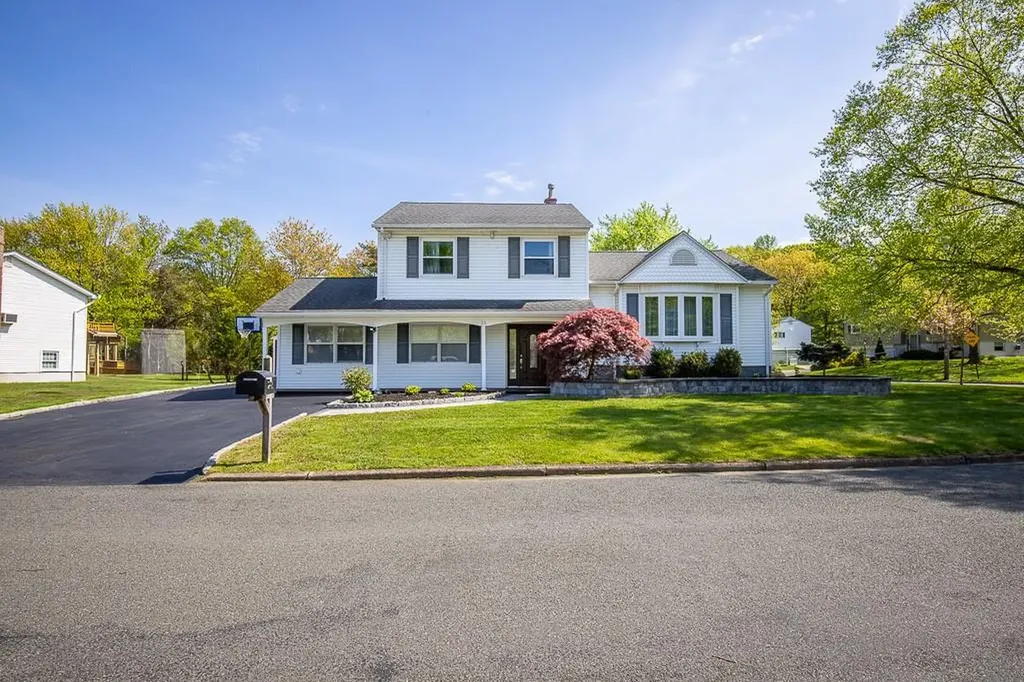 28 Strawberry Place Pearl River NY 10965
