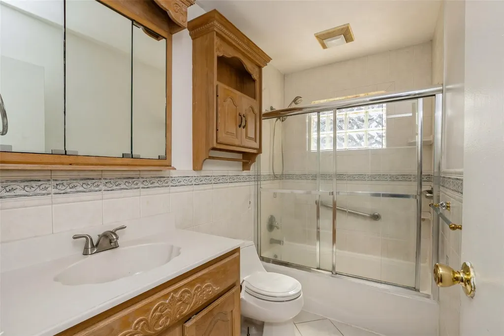 24 Larry Road Selden NY 11784