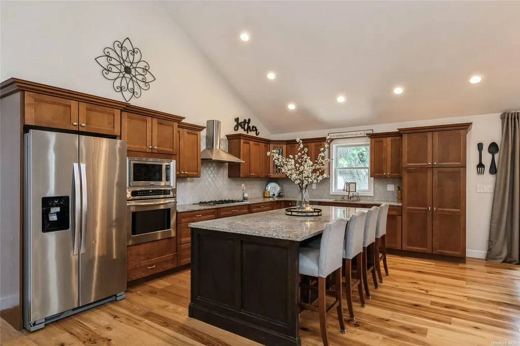 348 Indian Head Road Commack NY 11725