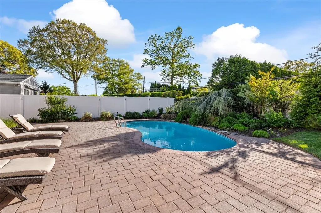 20 Greene Drive Commack NY 11725