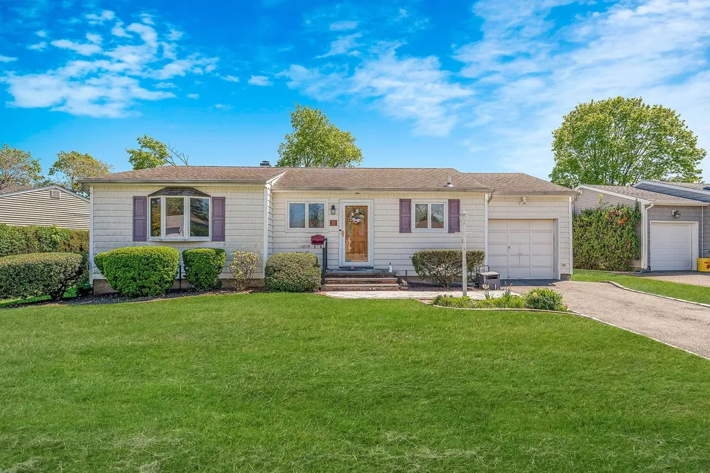 19 Cynthia Lane Plainview NY 11803