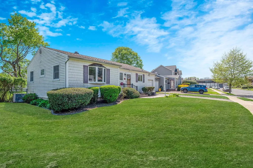 19 Cynthia Lane Plainview NY 11803