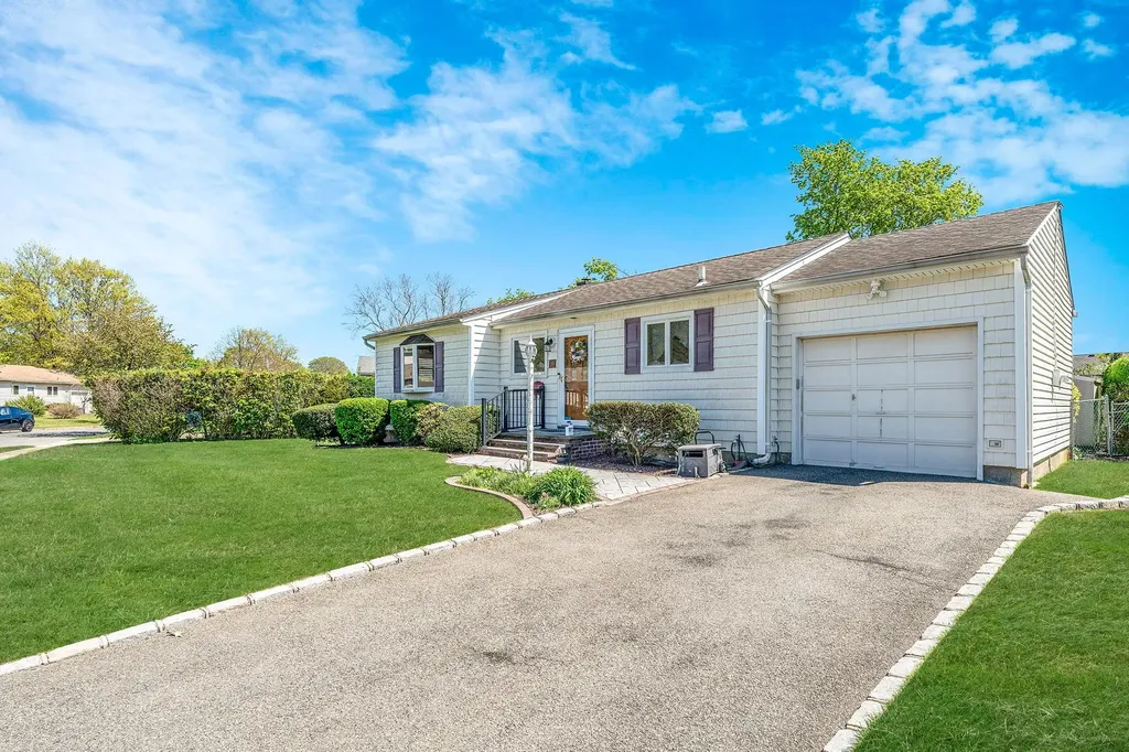 19 Cynthia Lane Plainview NY 11803