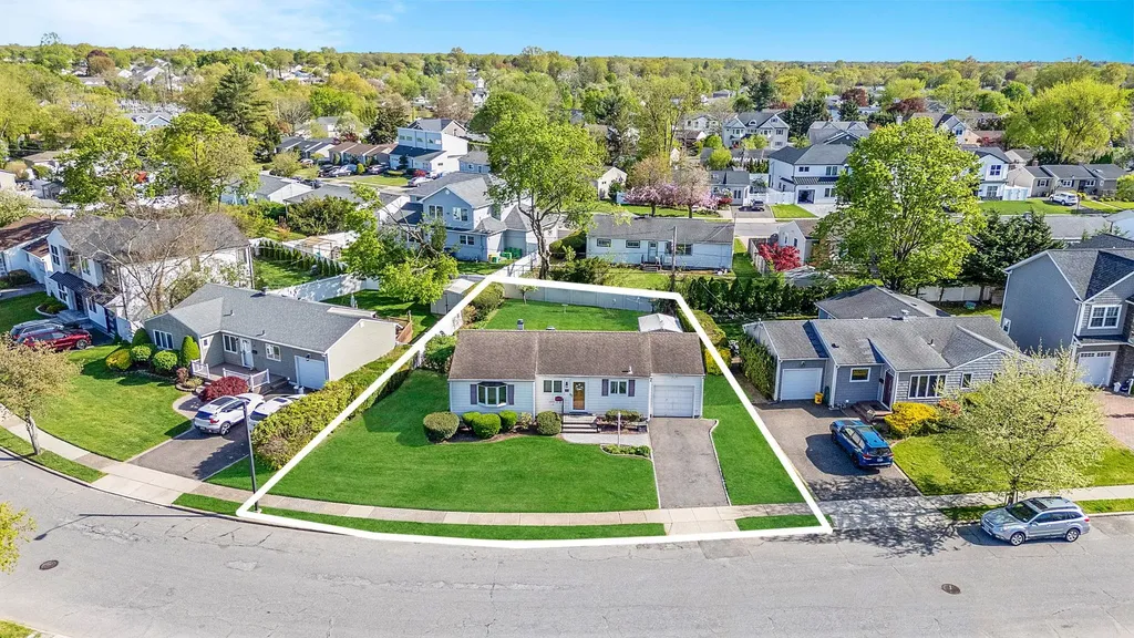 19 Cynthia Lane Plainview NY 11803