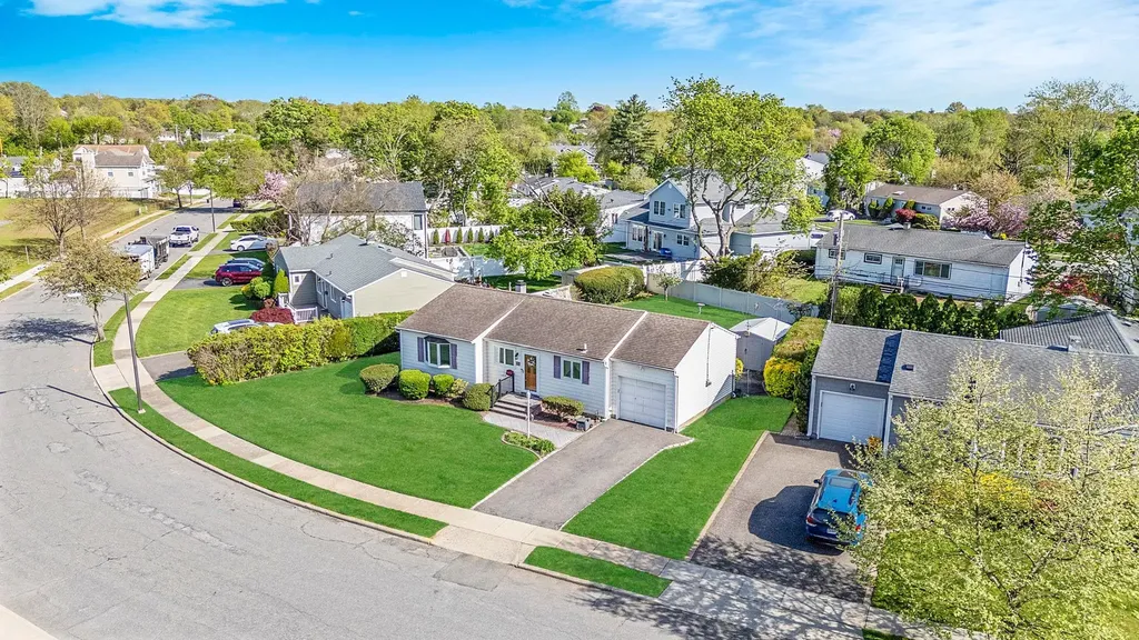 19 Cynthia Lane Plainview NY 11803