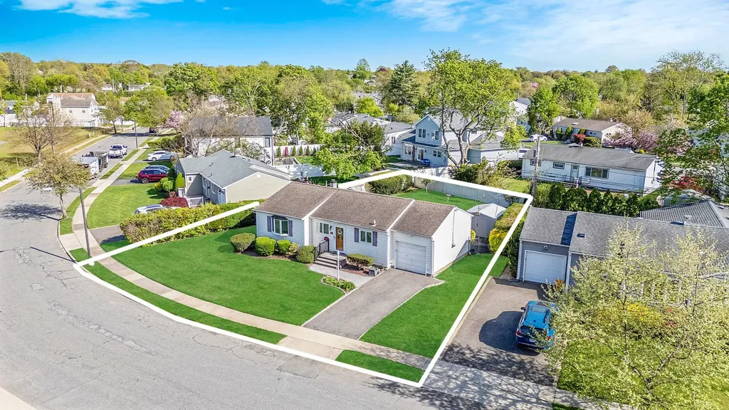 19 Cynthia Lane Plainview NY 11803