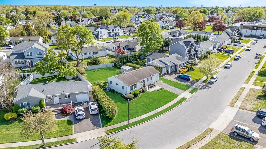 19 Cynthia Lane Plainview NY 11803