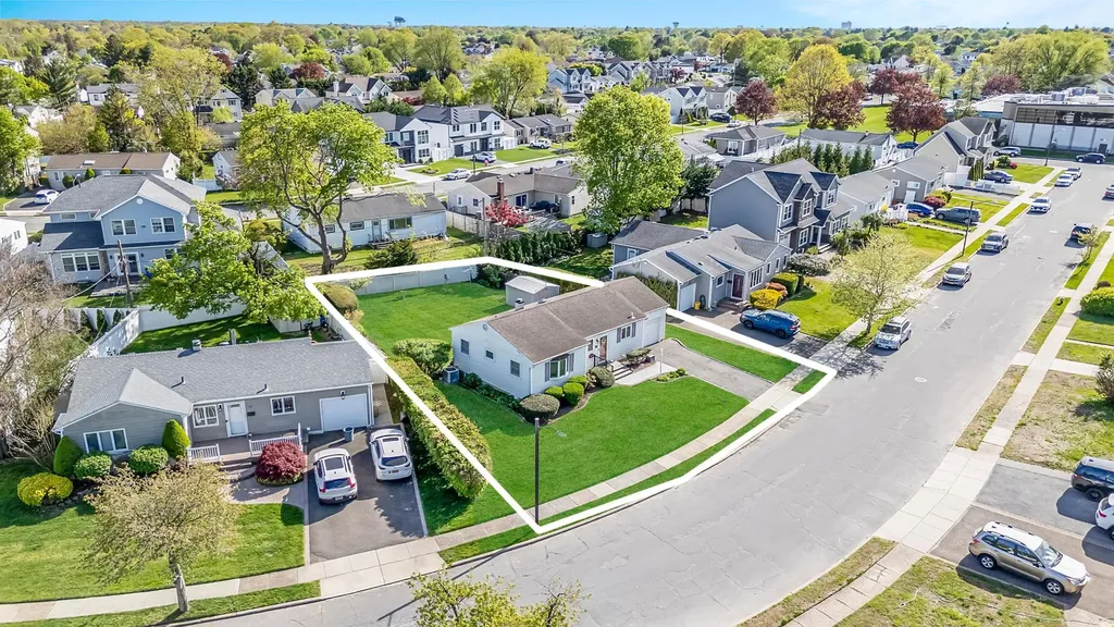 19 Cynthia Lane Plainview NY 11803