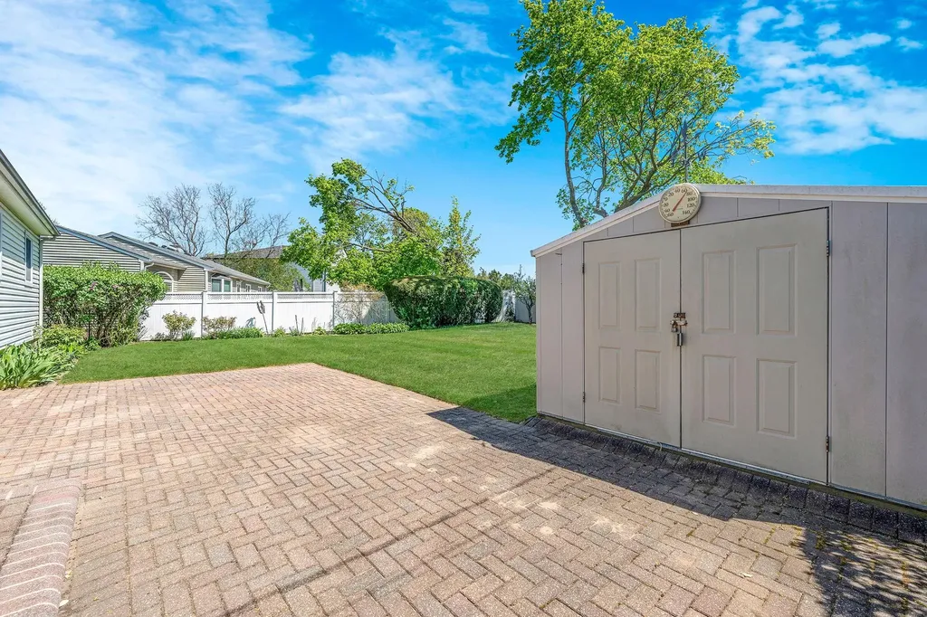 19 Cynthia Lane Plainview NY 11803