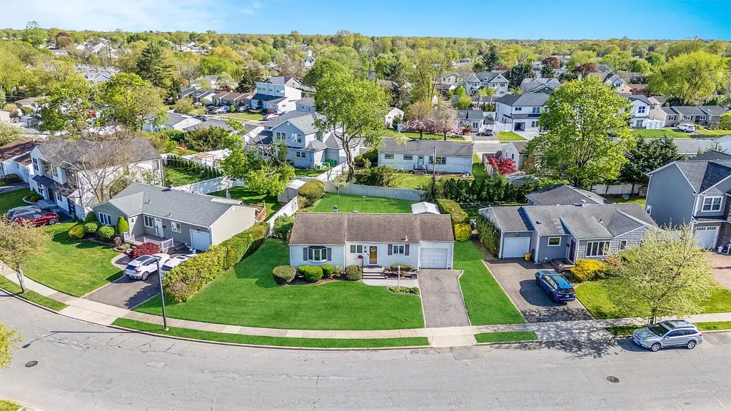 19 Cynthia Lane Plainview NY 11803