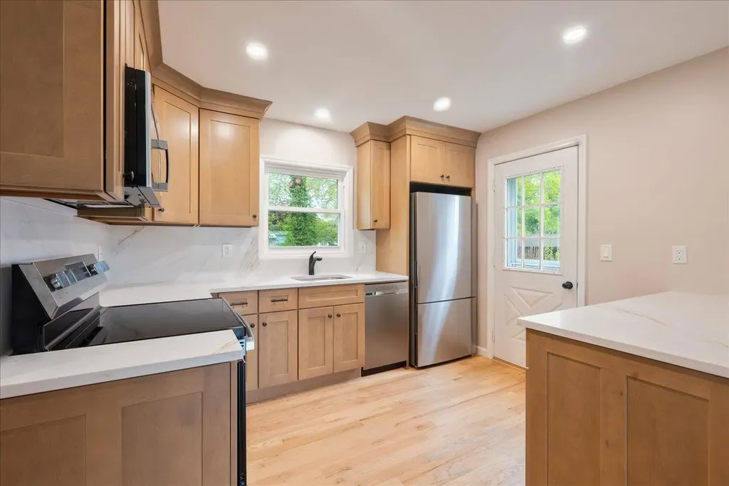 105 Phyllis Drive Lindenhurst NY 11757