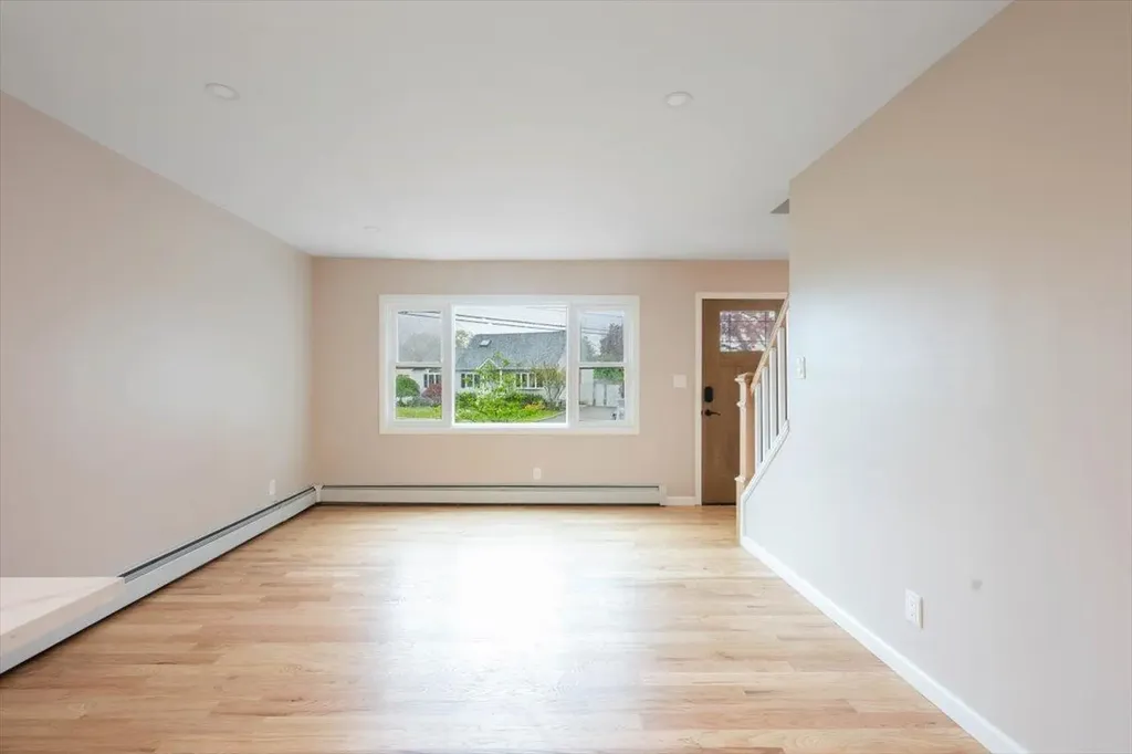 105 Phyllis Drive Lindenhurst NY 11757