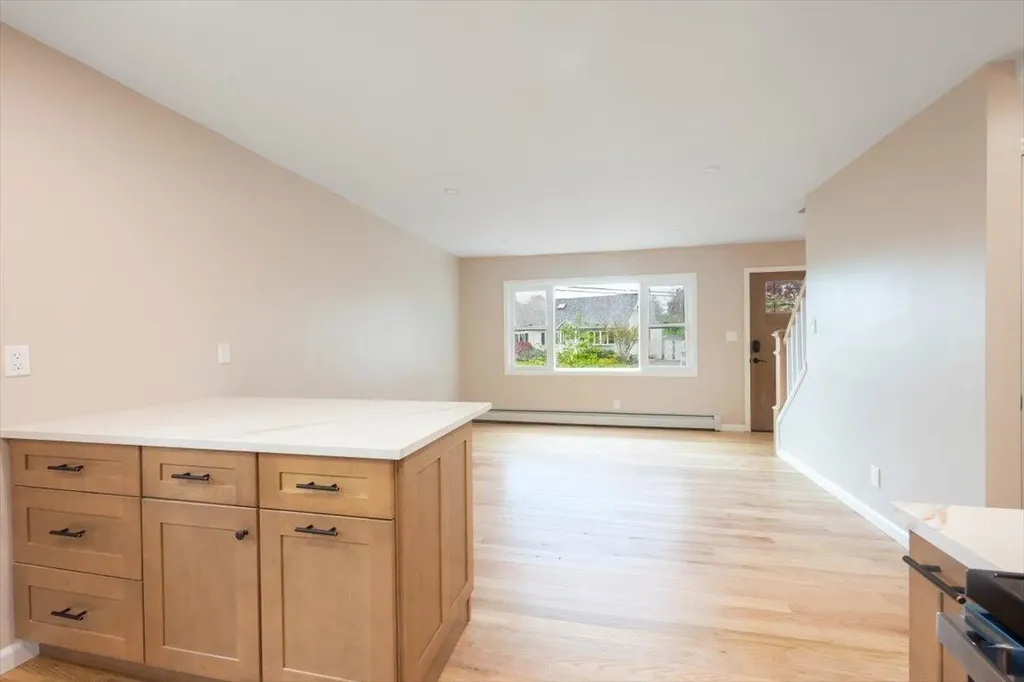 105 Phyllis Drive Lindenhurst NY 11757