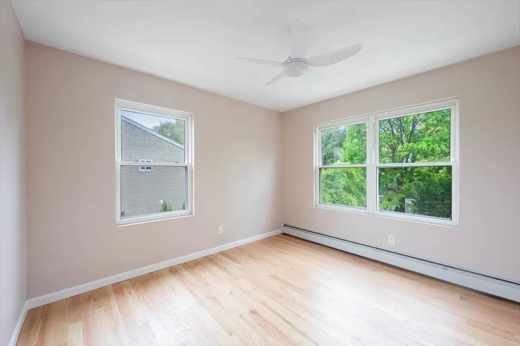 105 Phyllis Drive Lindenhurst NY 11757