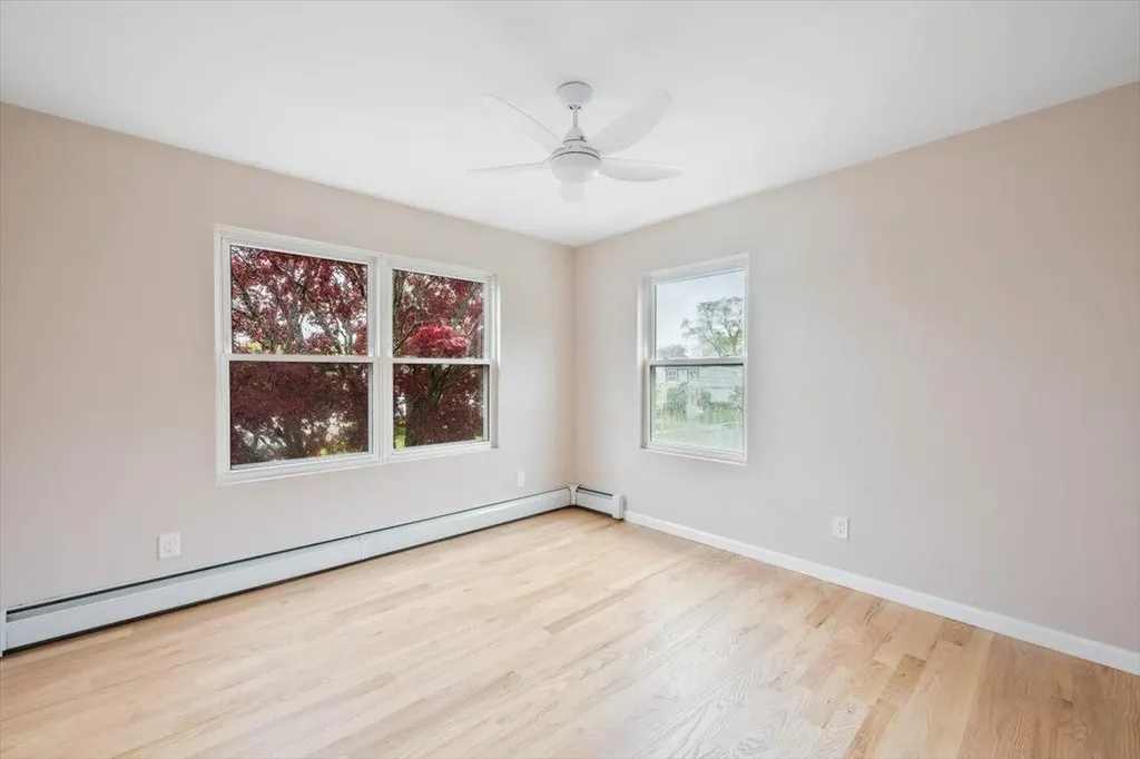 105 Phyllis Drive Lindenhurst NY 11757