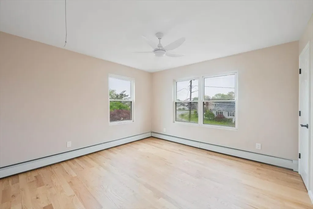 105 Phyllis Drive Lindenhurst NY 11757