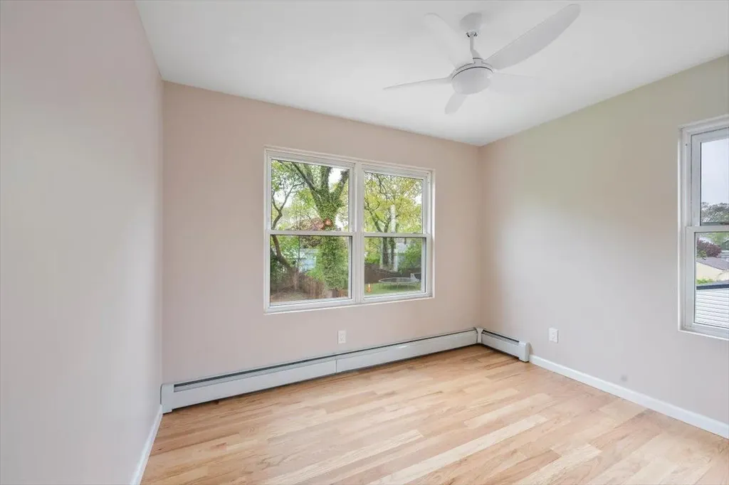 105 Phyllis Drive Lindenhurst NY 11757