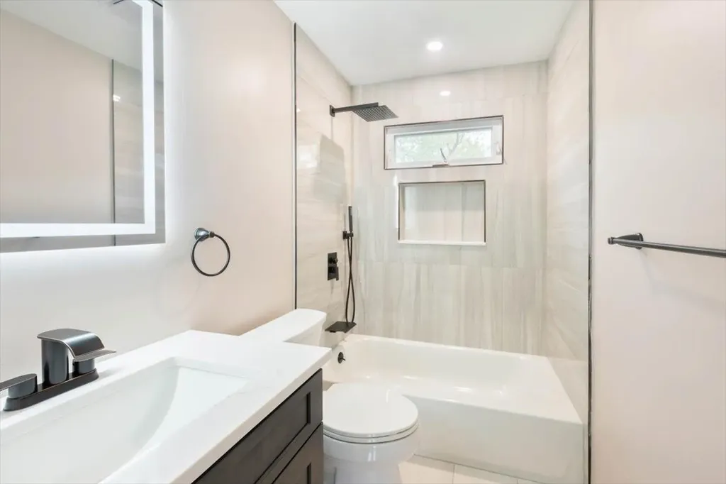 105 Phyllis Drive Lindenhurst NY 11757