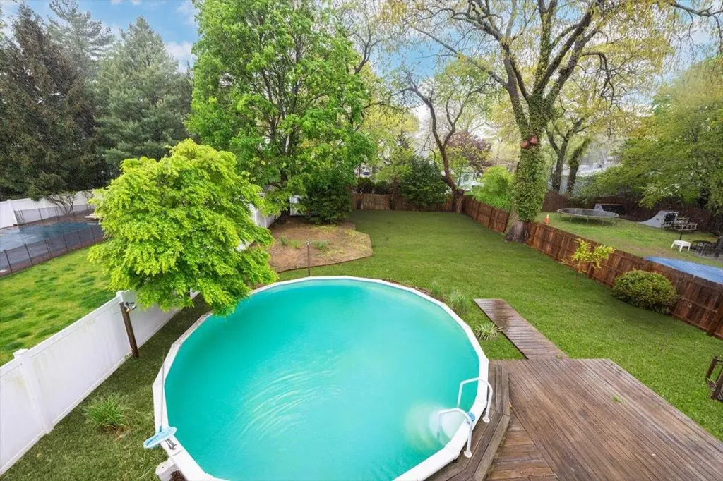 105 Phyllis Drive Lindenhurst NY 11757