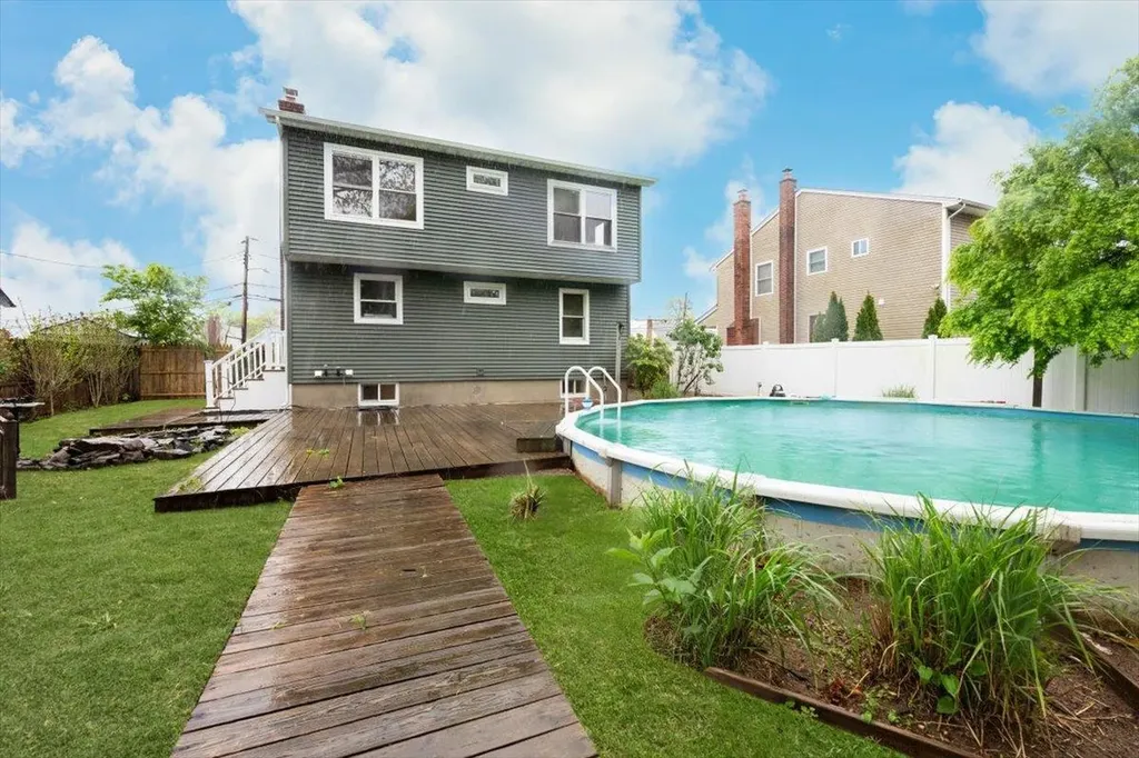 105 Phyllis Drive Lindenhurst NY 11757