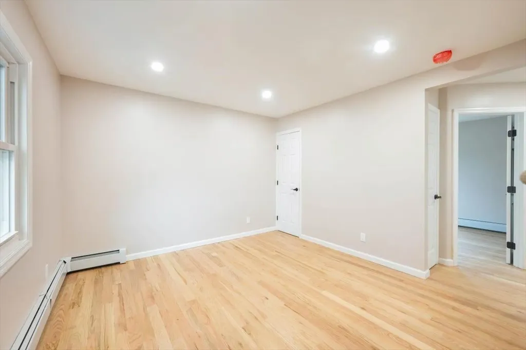 105 Phyllis Drive Lindenhurst NY 11757