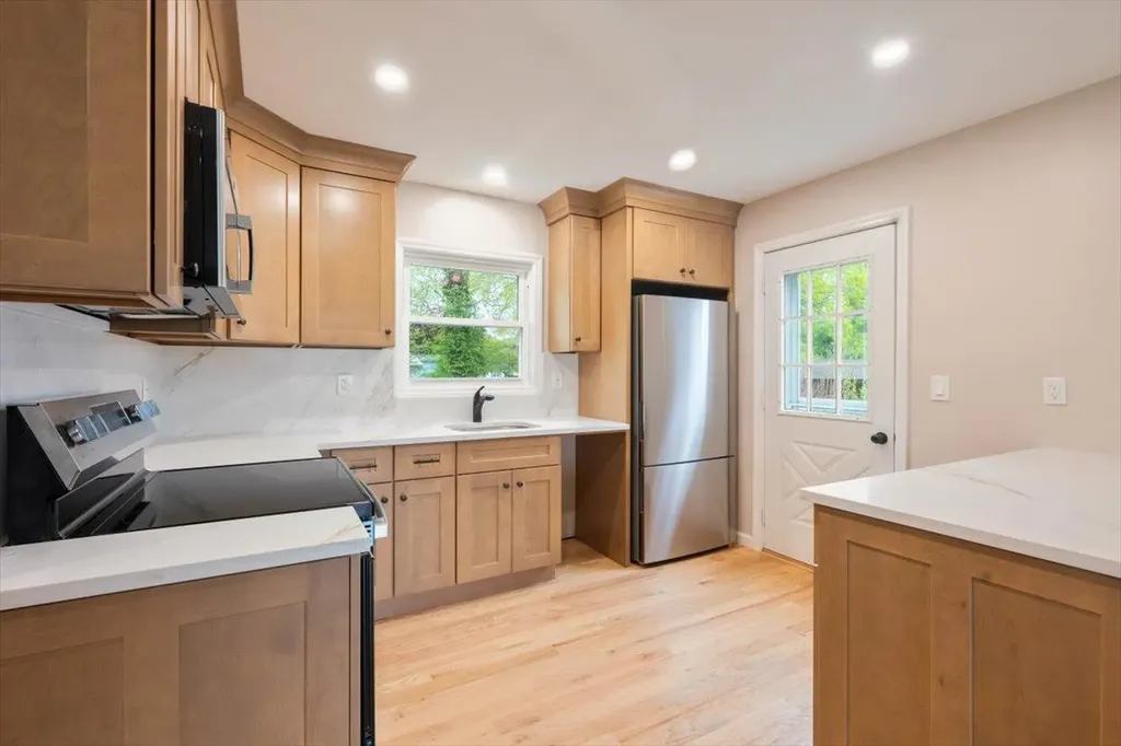 105 Phyllis Drive Lindenhurst NY 11757