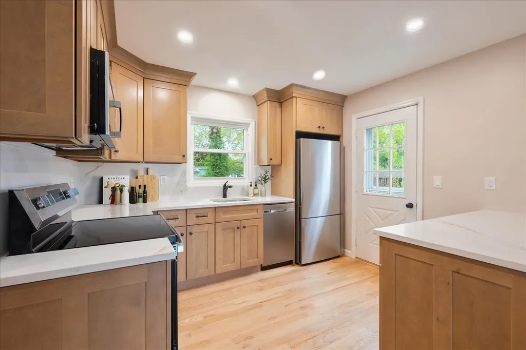 105 Phyllis Drive Lindenhurst NY 11757