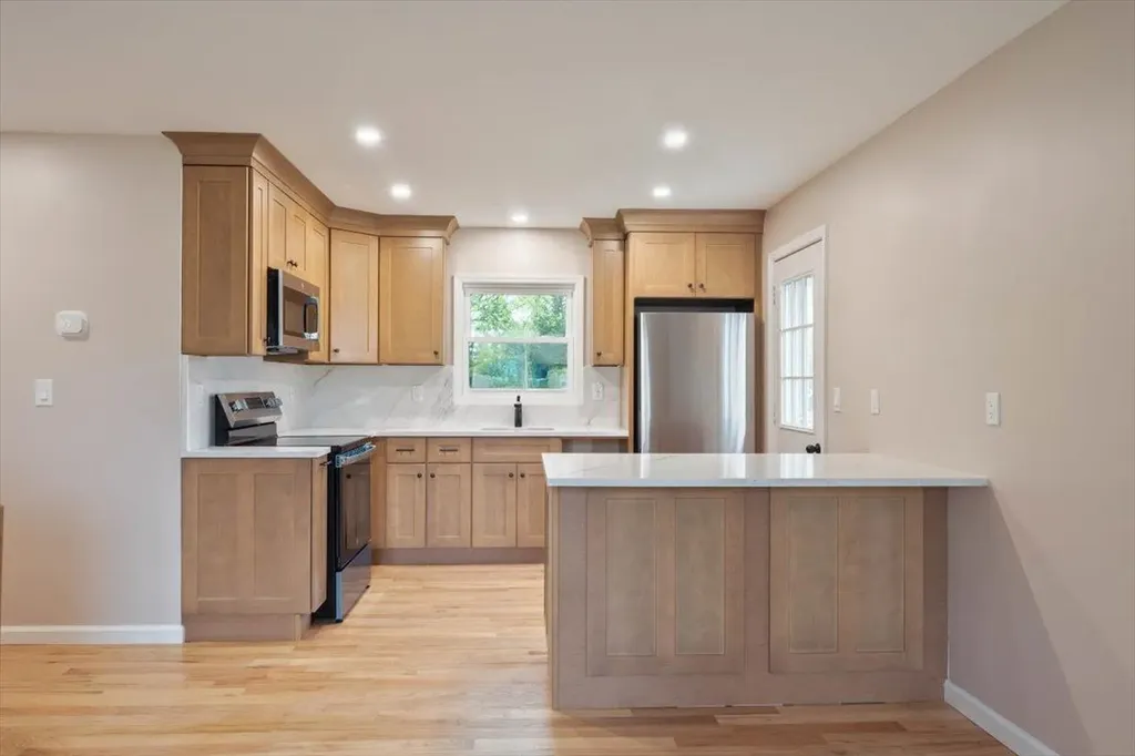 105 Phyllis Drive Lindenhurst NY 11757