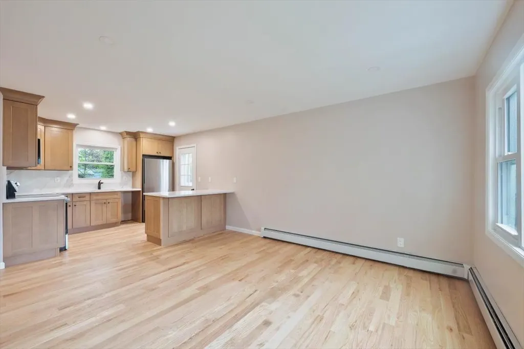 105 Phyllis Drive Lindenhurst NY 11757