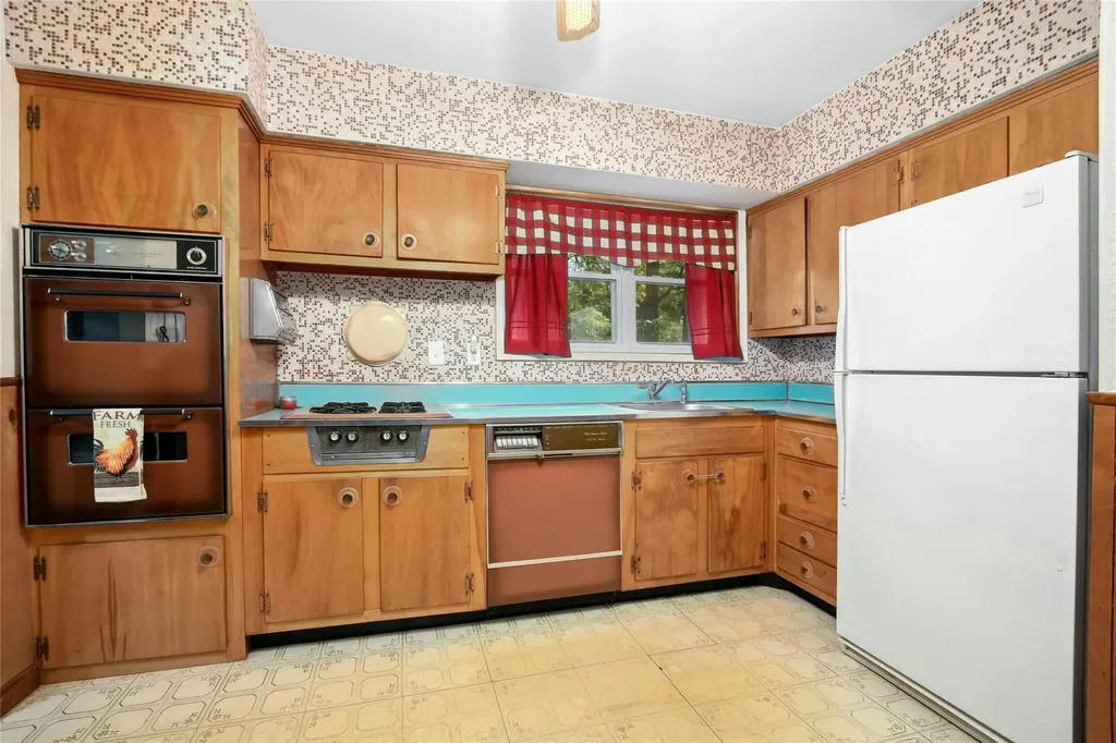 54 Schuyler Drive Commack NY 11725