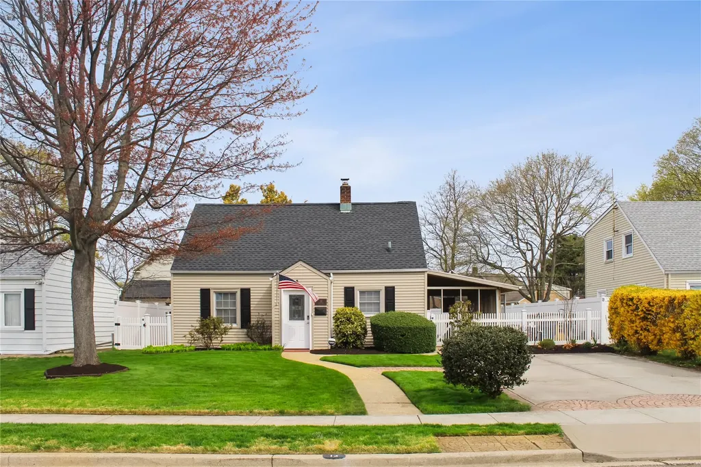 13 Plow Lane Levittown NY 11756