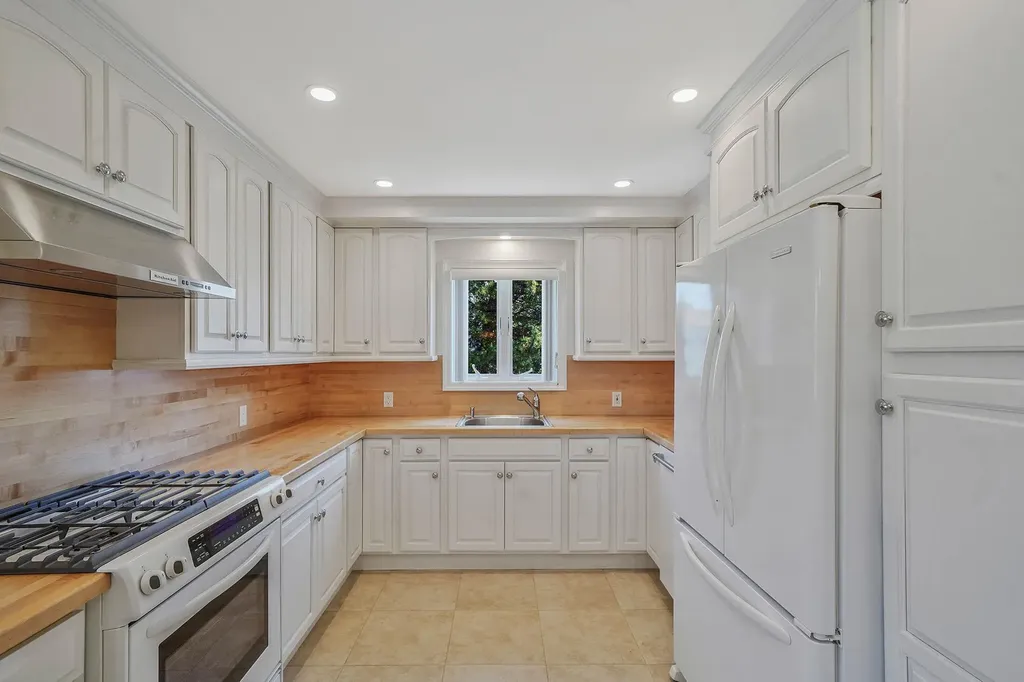 2925 Hewlett Avenue Merrick NY 11566