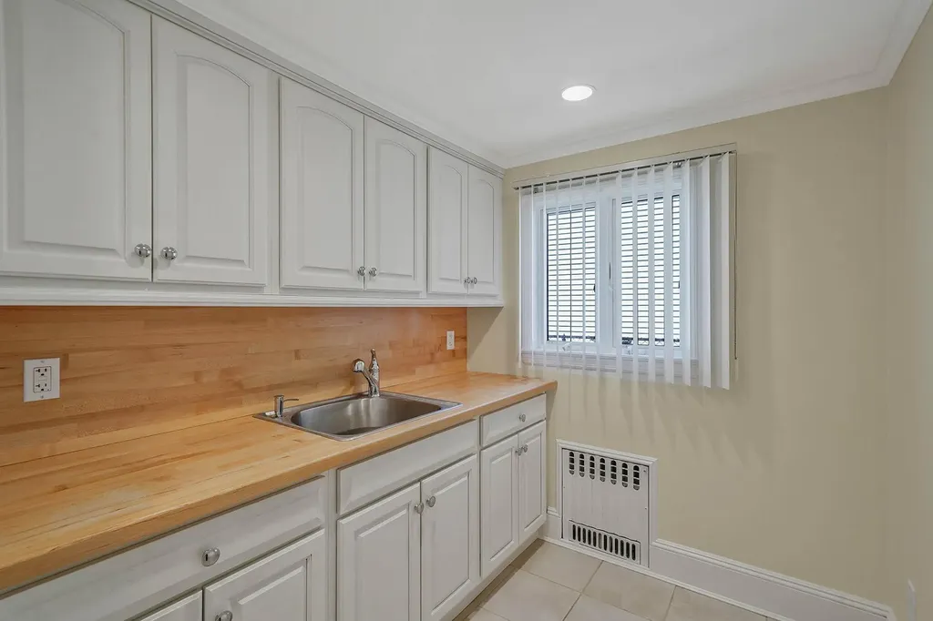2925 Hewlett Avenue Merrick NY 11566