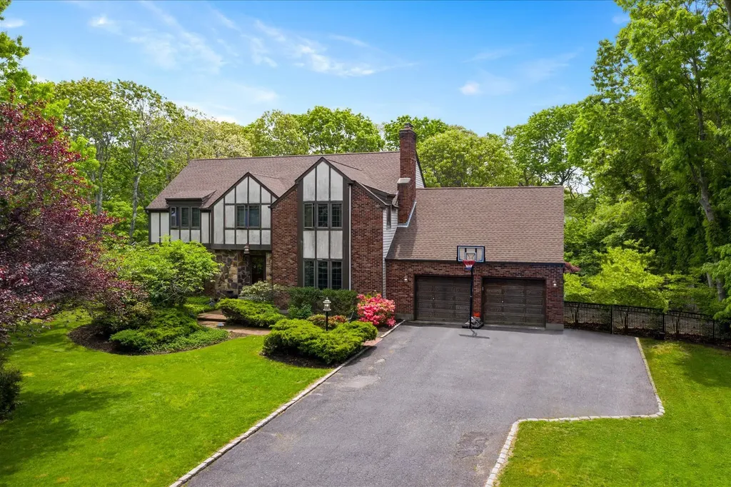 10 Deer Path Shirley NY 11967