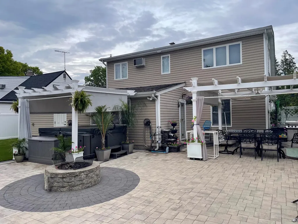 14 Daisy Lane Levittown NY 11756